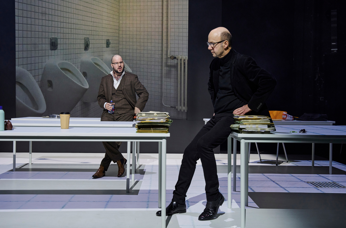 Tag der Ansteckung – Staatstheater Braunschweig – Christoph Diems Uraufführung von Felicia Zellers Auftragswerk zu Long Covid ist ein Balanceakt zwischen Faktenfülle und Gerichtsgroteske